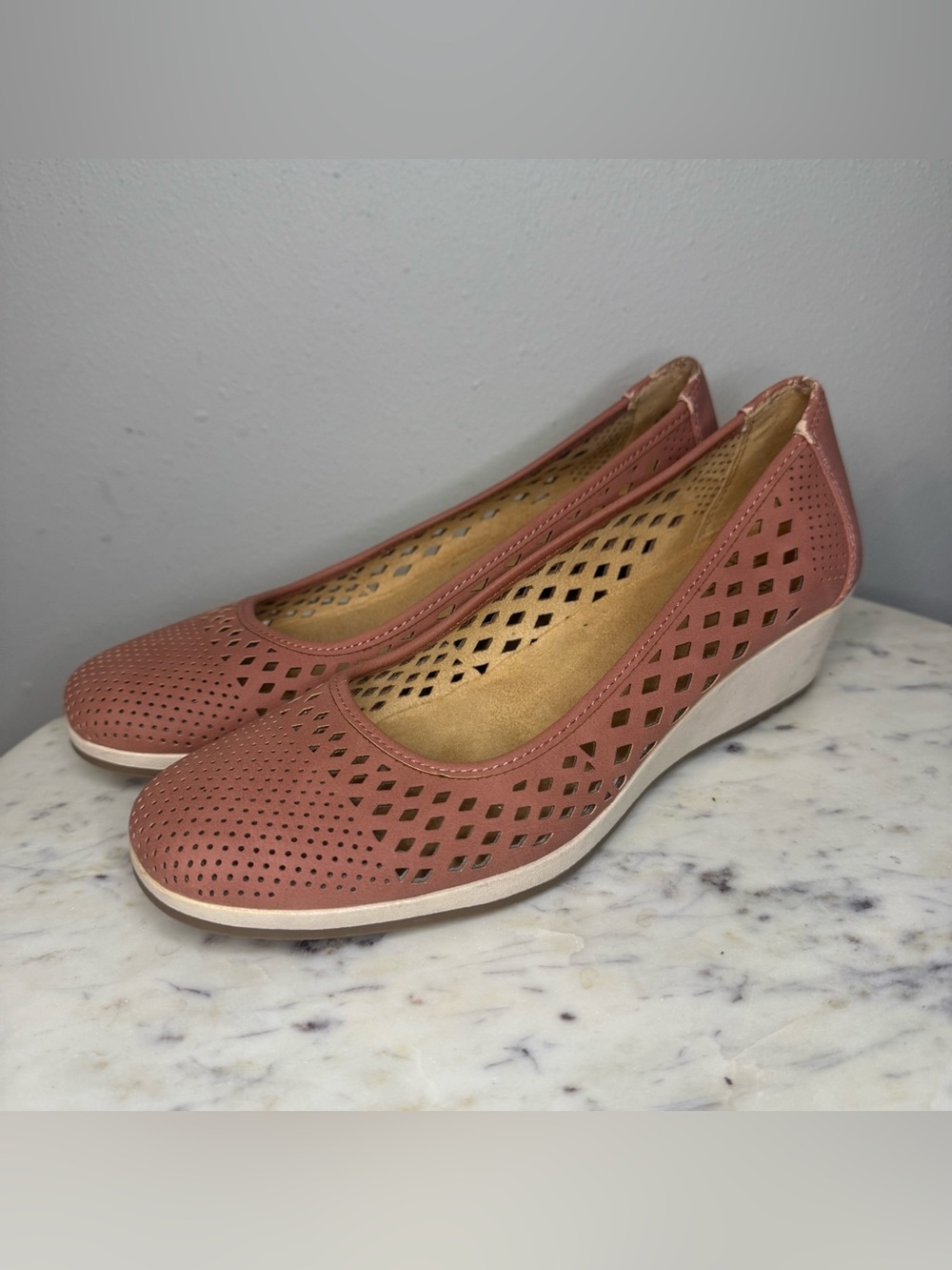 Naturalizer Brina Wedges Size 8.5 M
Vegan Leather pink shoes